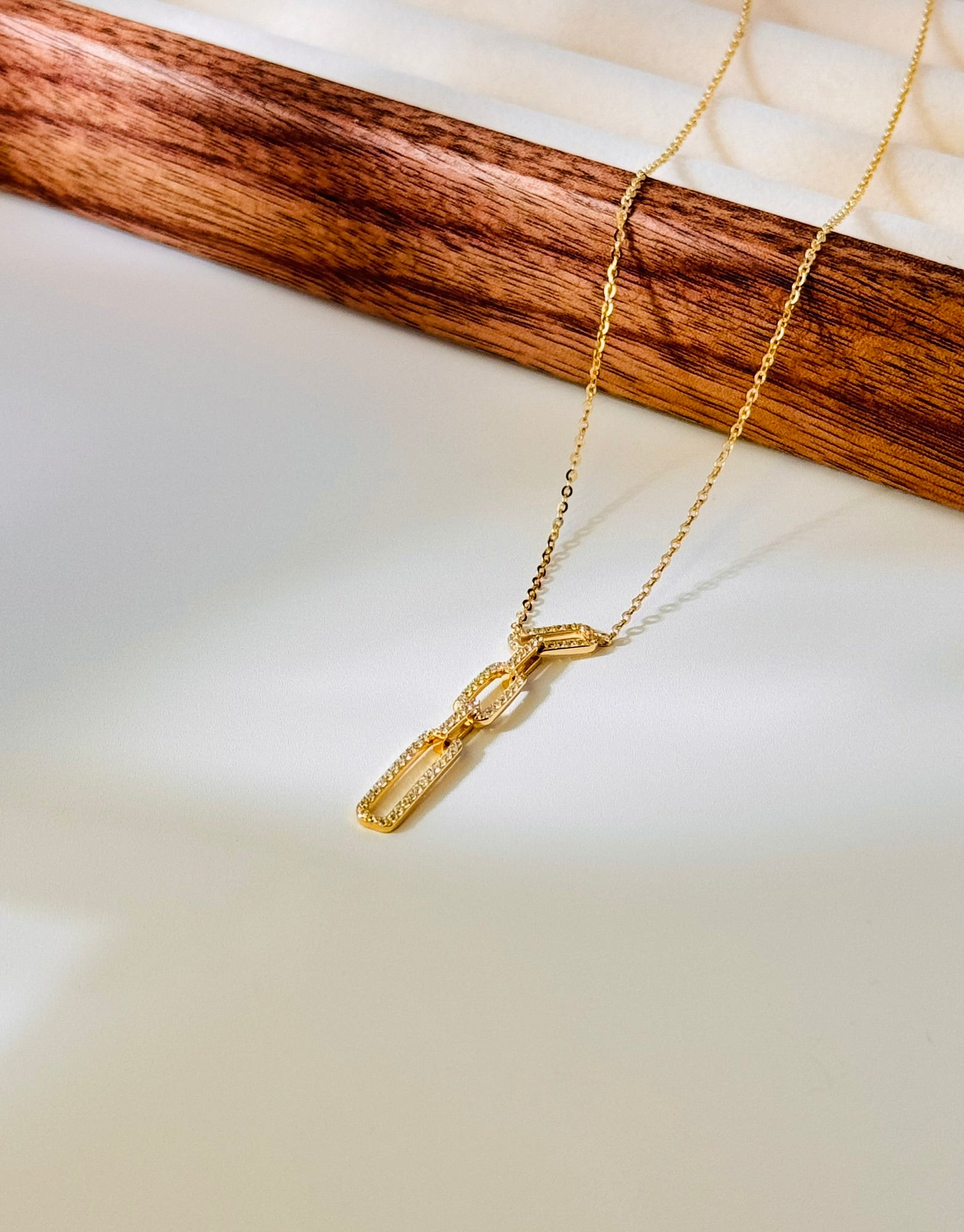 Golden Glimmer Link Pendant necklace